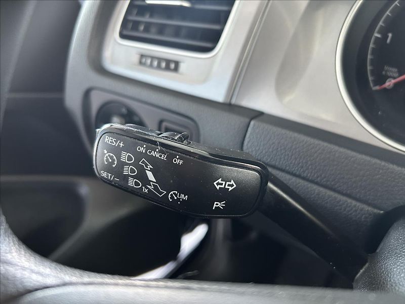 Volkswagen Golf 1,6   TDI 81kW,SERVISKA - fotka 12 z 22