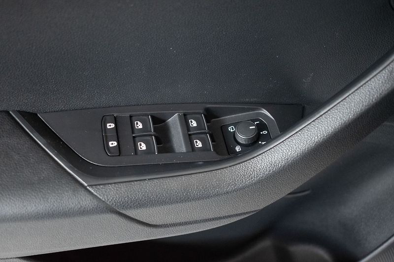 Škoda Karoq 1.6 TDI 85kW KAMERA*KESSY*ACC* - fotka 14 z 42
