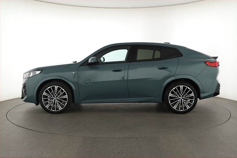 BMW X2 (2025) xDrive20d, Kamera - fotka 3 z 27