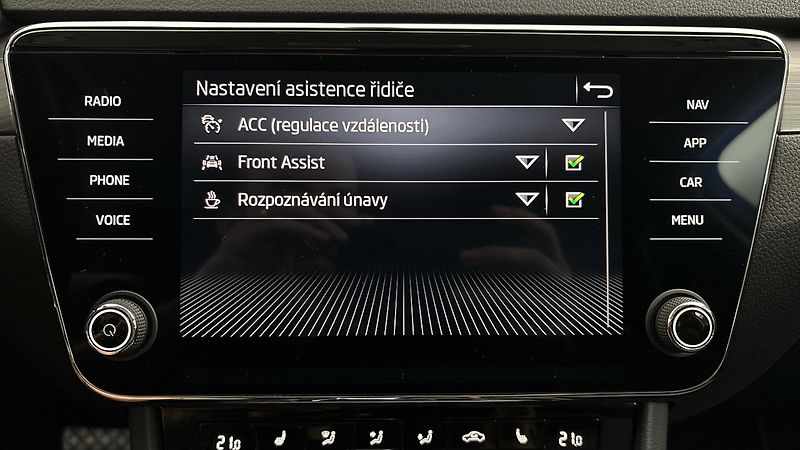Škoda Superb 2.0 TDI DSG Style Combi - fotka 24 z 27