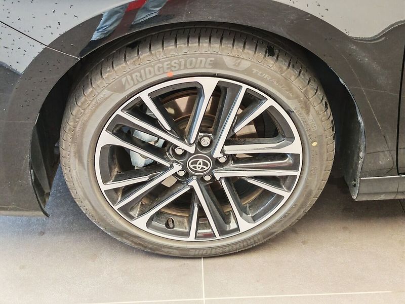 Toyota Camry 2.5 Hybrid Executive - fotka 8 z 39