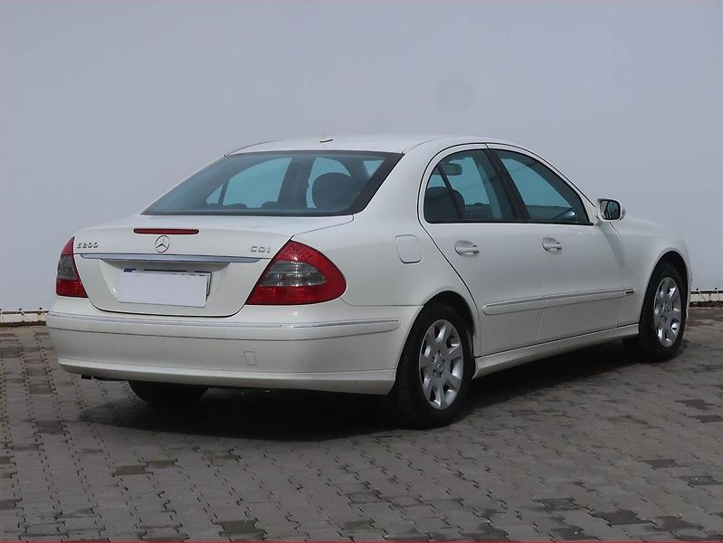 Mercedes-Benz Třídy E (2008) E 200 CDI, Navi, Xenony - fotka 5 z 14