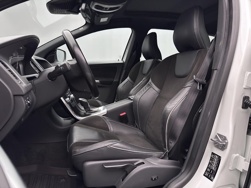 Volvo XC60 D4 R-DESIGN AUT - fotka 4 z 46