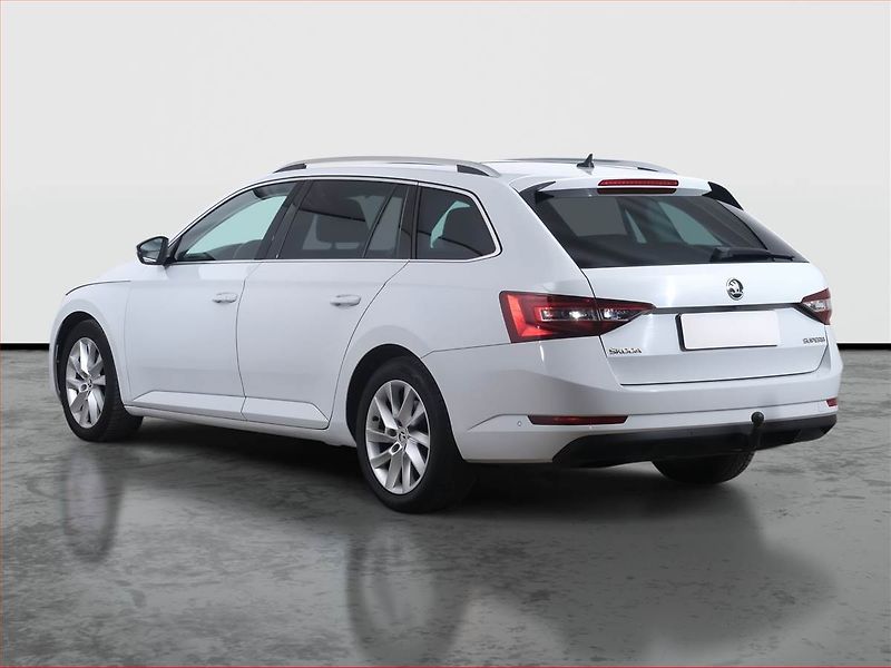 Škoda Superb (2016) 1.6 TDI, Kůže, Navi, Bi-Xenony - fotka 4 z 26