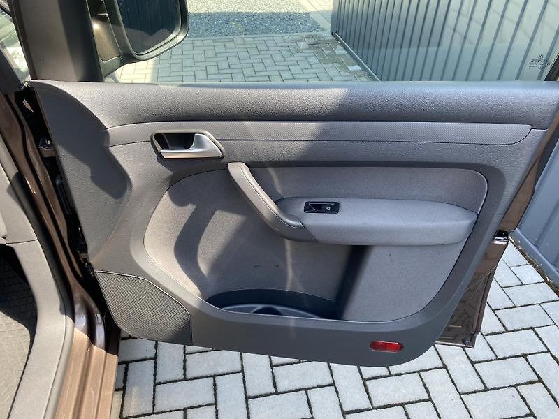Volkswagen Caddy 1.2 TSI77kW-1xMAJ.-TAŽNÉ-KLIMA - fotka 31 z 36