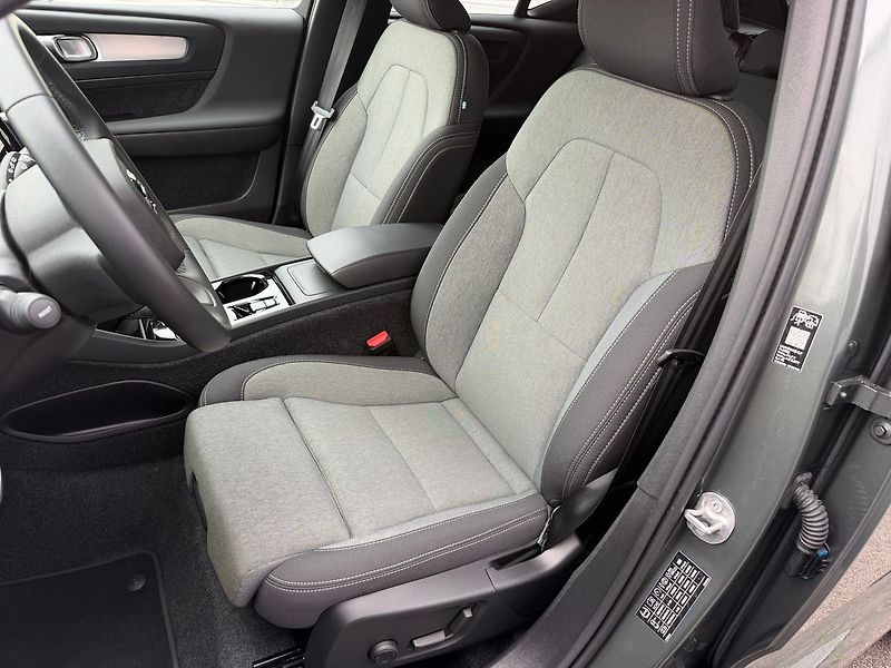 Volvo XC40 PLUS B3 ,ACC, BLIS, FULL LED - fotka 12 z 24
