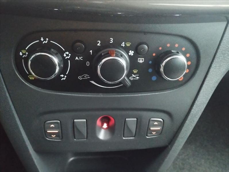 Dacia Sandero 1,2 Mpi 1maj,servis jen - fotka 14 z 14