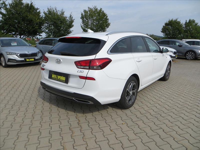 Hyundai i30 1,5 T-GDI mHEV Family Smart - fotka 9 z 28