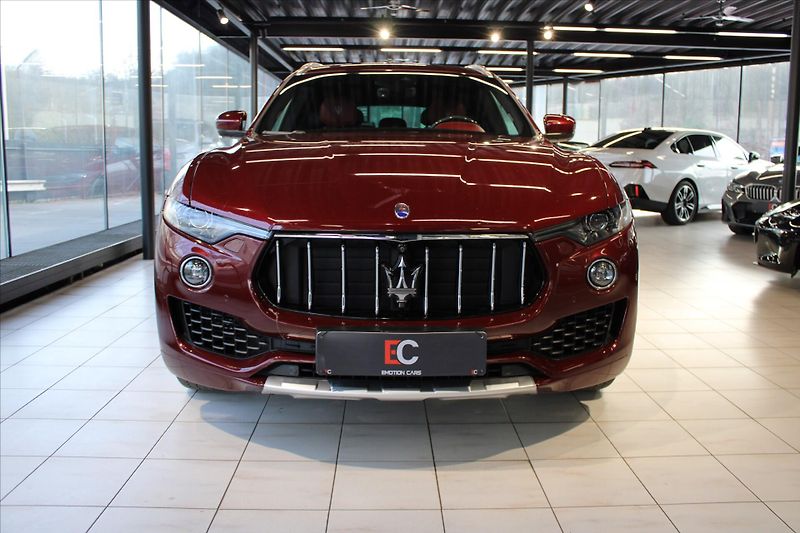 Maserati Levante SQ4 GranLusso ACC/Pano/B&W - fotka 2 z 37