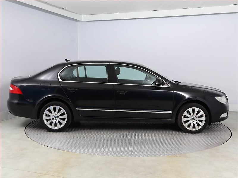 Škoda Superb (2011) Elegance 1.4 TSI, Navi, Xenony - fotka 6 z 23