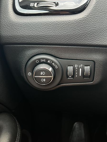 Jeep Compass 1.4 MultiAir 103kW Night Eagle - fotka 18 z 22