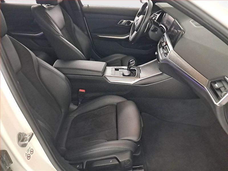 BMW Řada 3 (2021) 320 e xDrive - fotka 9 z 25