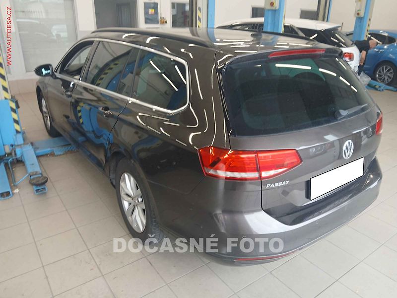 Volkswagen Passat (2015) 2.0 TDi, 1.maj, servis.kniha - fotka 2 z 3