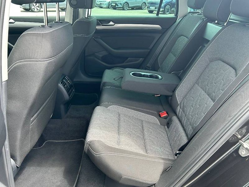 Volkswagen Passat Business  2,0TDi - fotka 8 z 24