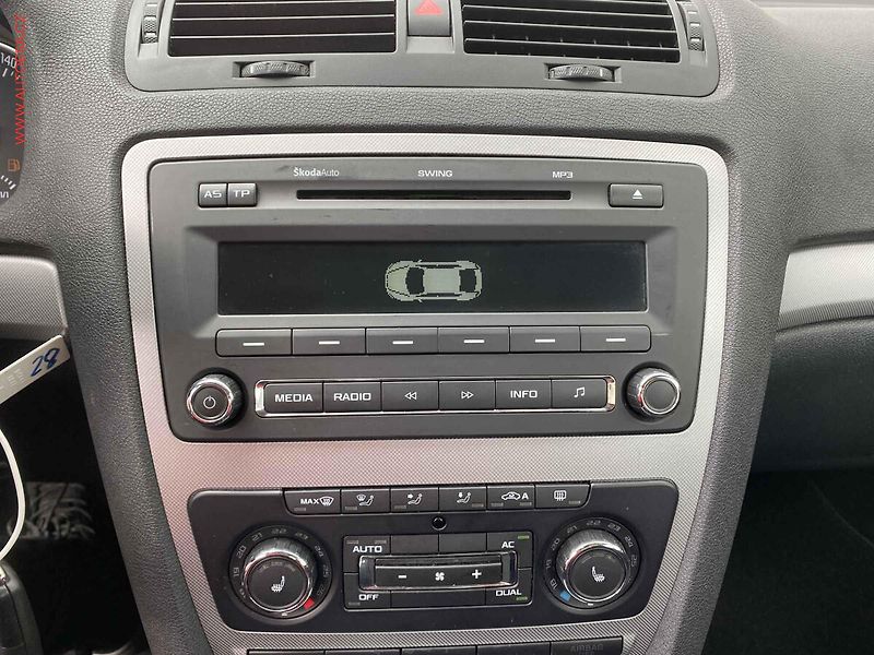 Škoda Octavia (2011) 1.6 TDi, ČR, Elegance - fotka 17 z 17