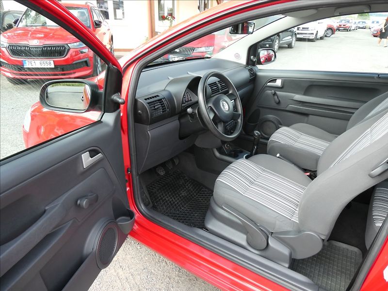 Volkswagen Fox 1,2 HTP 2 x kola - fotka 15 z 31