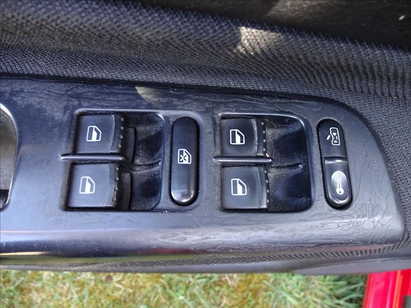 Volkswagen Golf IV 1,6i 77kW - fotka 23 z 44