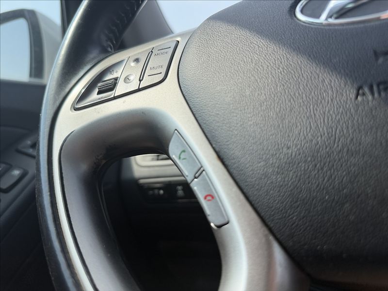 Hyundai ix35 2,0 135kW A/T NAVI PANO 4X4 - fotka 16 z 32