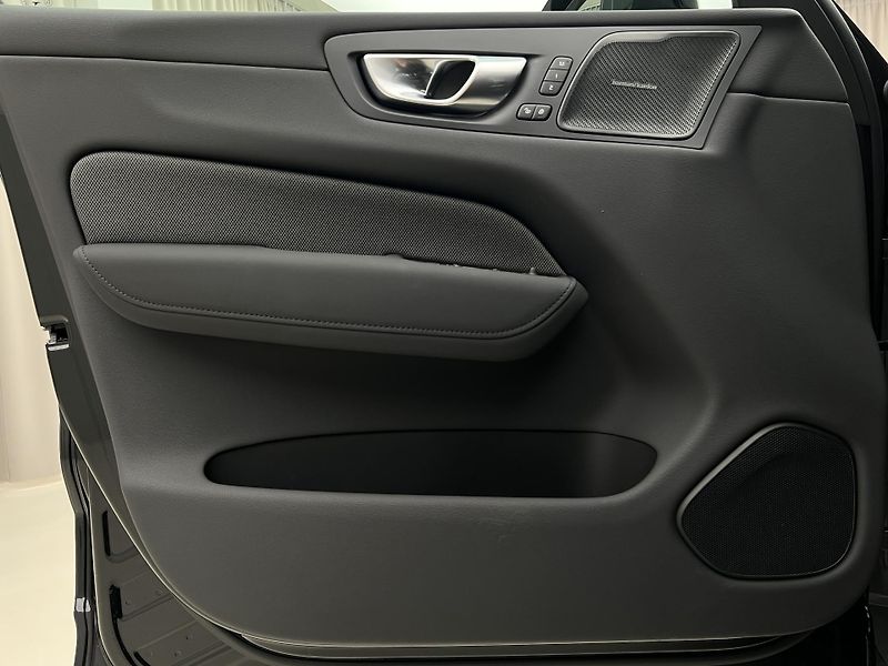 Volvo XC60 T6 AWD BLACK EDITION RESKIN - fotka 7 z 50