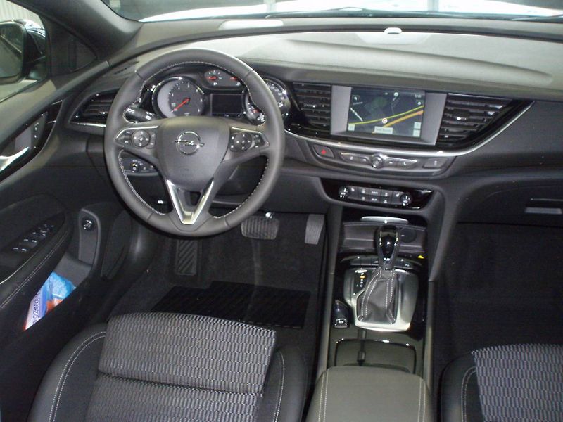 Opel Insignia Elegance Sports Tourer F 2.0 D - fotka 11 z 21
