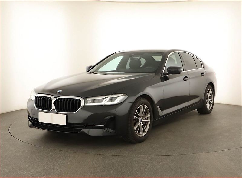 BMW Řada 5 (2020) M Sport 530d xDrive - fotka 2 z 17