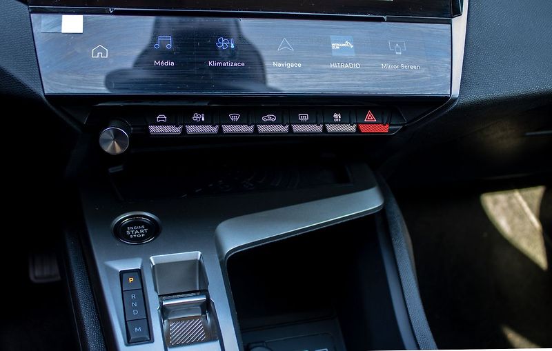 Peugeot 408 hybrid - fotka 13 z 21
