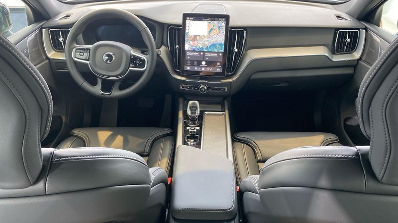 Volvo XC60 (2026) PLUS BLACK EDITION, B5 AWD, 18 - fotka 12 z 14