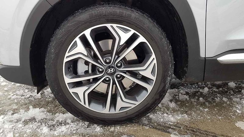 Hyundai Santa Fe vsadilo na nápadný design. Uveze až sedm cestujících.