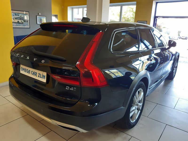 Volvo V90 2,0 d CROSSCOUNTRY 4x4 - fotka 6 z 22