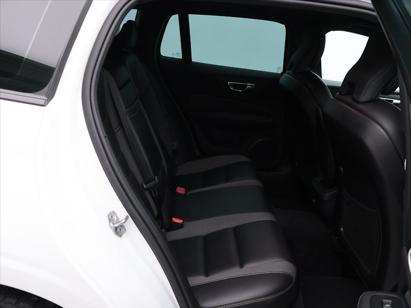 Volvo V60 2,0 T5 184kW Drive-E R-Design - fotka 14 z 34