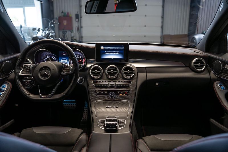 Mercedes-Benz Třídy C C43 AMG BITURBO 4MATIC 270 kW  - fotka 32 z 55