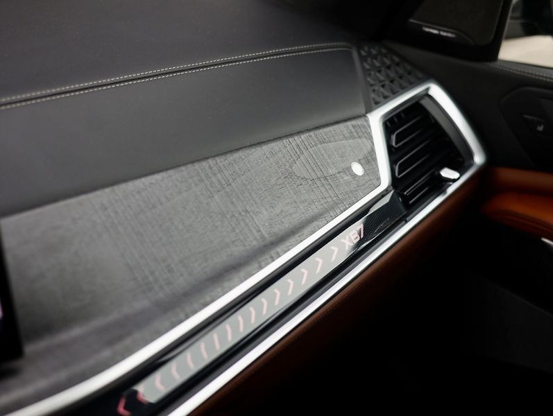 BMW X7 (2023) ALPINA XB7 4.4 V8 Skylounge - fotka 42 z 52