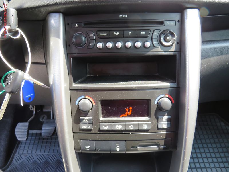 Peugeot 207 (2008) 1.6i, Panor. AC - fotka 14 z 15