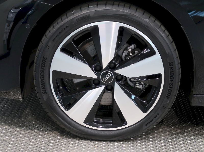 Audi A5 (2025) AVANT S-LINE 2.0TDI 150KW 4x4 - fotka 12 z 40