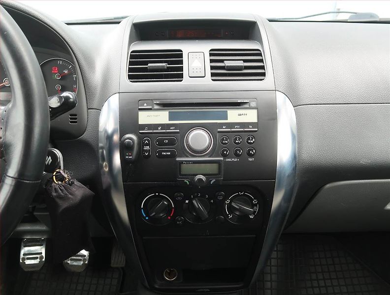 Suzuki SX4 (2009) 1.9 DDiS, 4X4, Serv.kniha - fotka 12 z 17