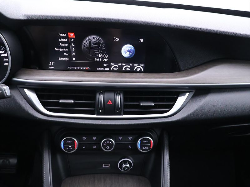 Alfa Romeo Stelvio 2,0 TBi 148kW Aut. Q4 Super - fotka 19 z 32