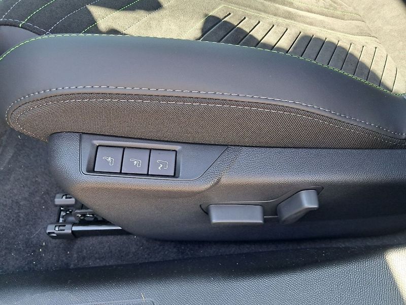 Peugeot 2008 GT Elektromotor 115 kW (Bateri - fotka 14 z 16