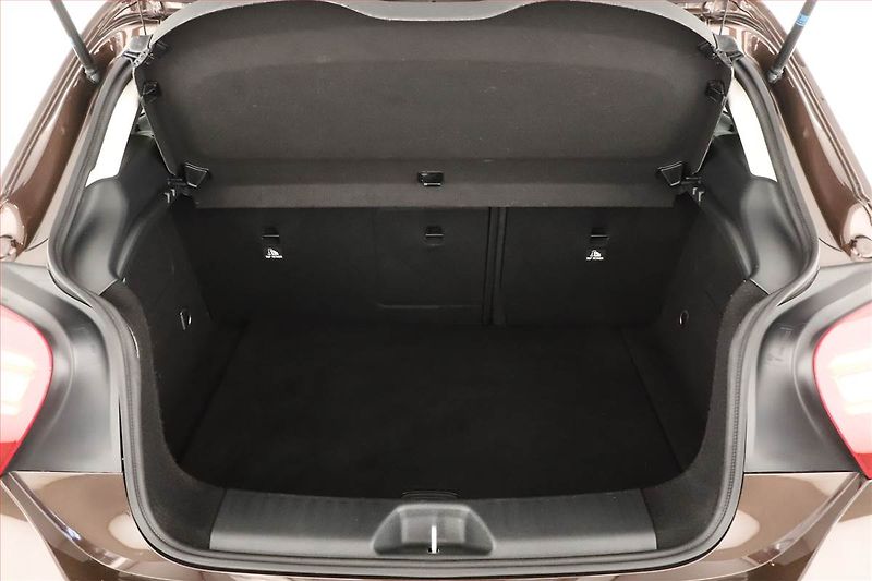 Mercedes-Benz Třídy A (2017) A 180 d, Automat, Serv.kniha - fotka 17 z 18