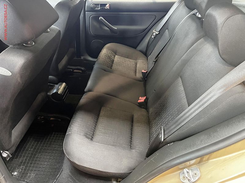 Volkswagen Golf (2002) 1.6i, Klima - fotka 9 z 11