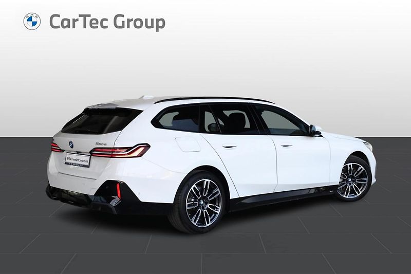 BMW Řada 5 550e xDrive Touring - fotka 3 z 33