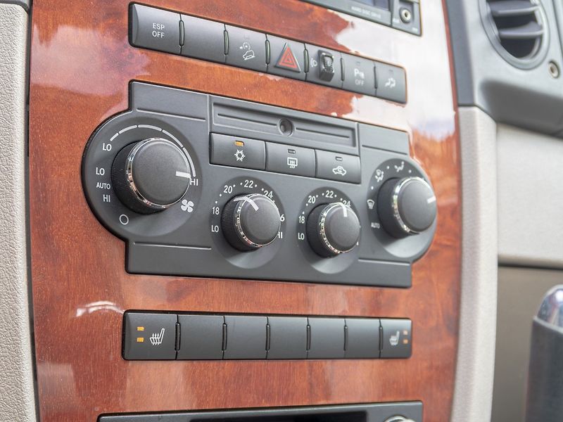Jeep Commander (2007) ČR 3.0CRD 160KW – 7sedadel - fotka 29 z 62
