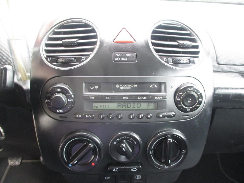 Volkswagen New Beetle 1.6i KLIMA NEHAVAROVANÉ - fotka 18 z 30
