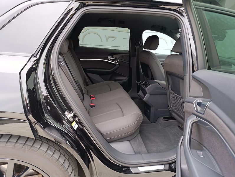 Audi e-tron 55 300kW QUATTRO S-LINE  - fotka 18 z 35