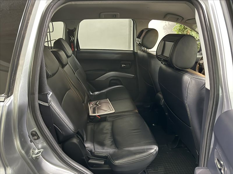 Citroën C-Crosser 2,2   HDI 4X4 EXCLUSIVE XENON - fotka 21 z 38