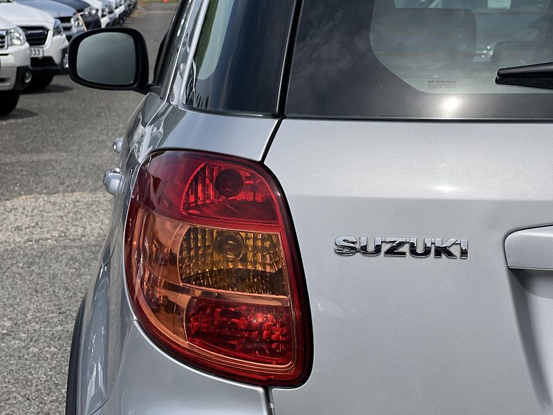 Suzuki SX4 1.6i 4x2 KLIMATIZACE TAŽNÉ - fotka 31 z 33
