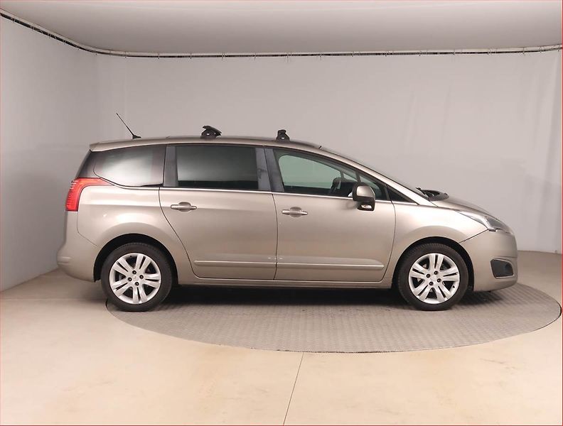 Peugeot 5008 (2014) Active Pack 1.6 HDi, Automat - fotka 6 z 16