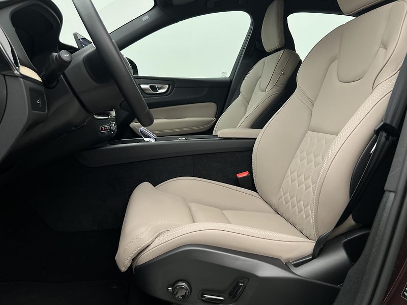 Volvo XC60 B5 AWD DARK PLUS CZ - fotka 3 z 44