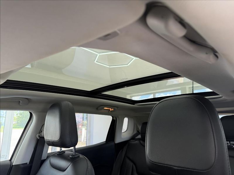 Jeep Compass 2,0 M-Jet 125kW 4x4 DPH Automa - fotka 29 z 34