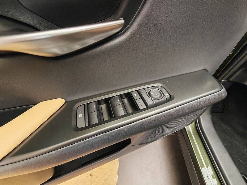 Lexus UX 300h F Sport Design 300H - fotka 22 z 33