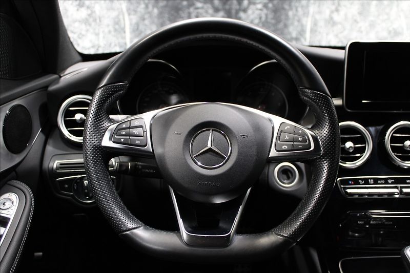 Mercedes-Benz Třídy C 1,6 200d AMG line - fotka 22 z 35